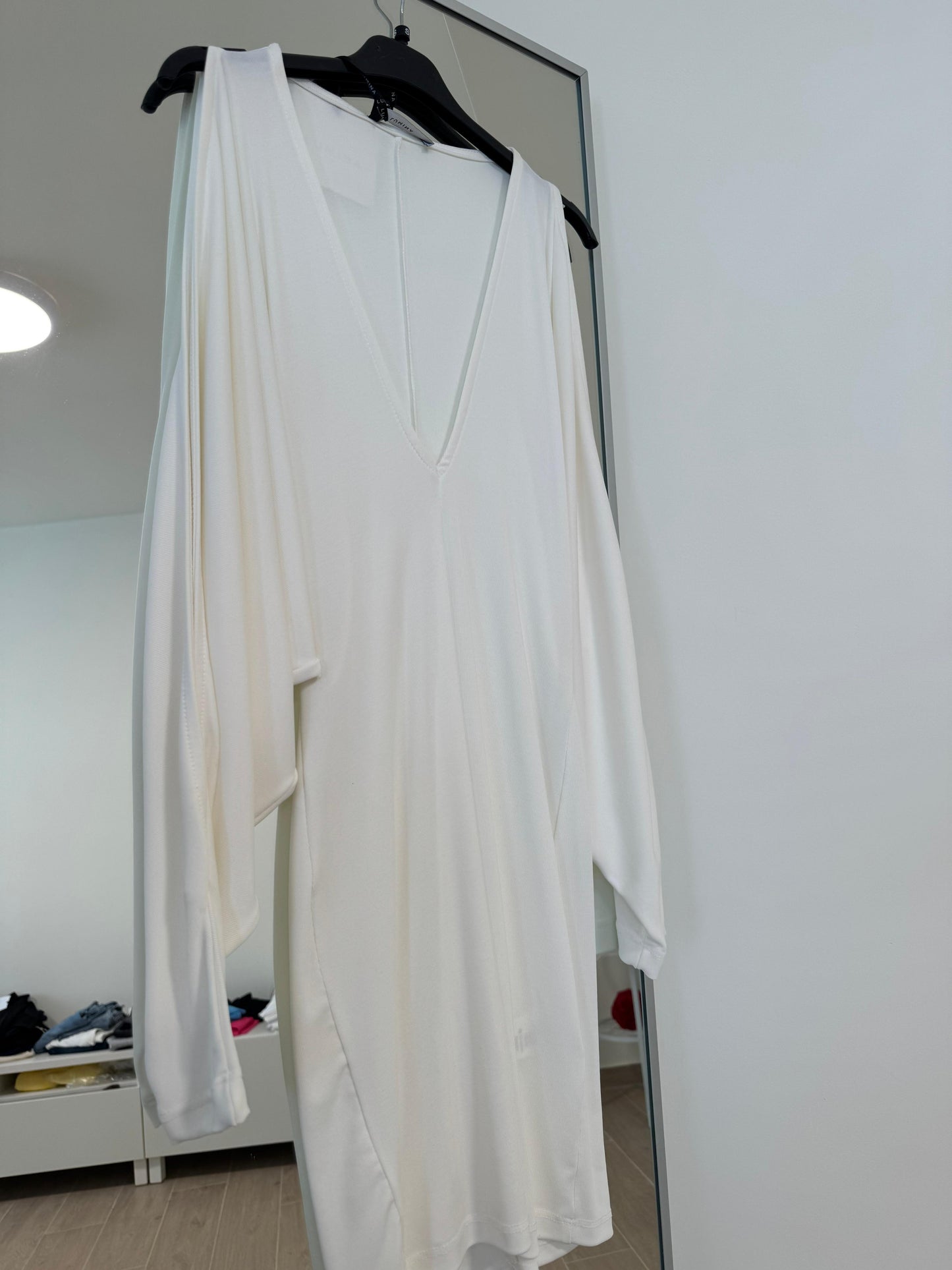 Vestito con spalla aperta